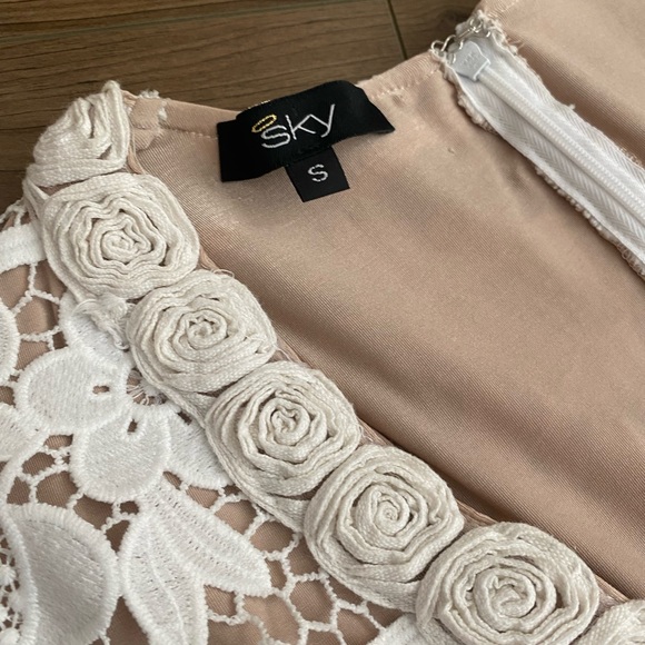 NWOT VICI The Reception Lace Bell Sleeve Dress Small SM - Picture 11 of 11